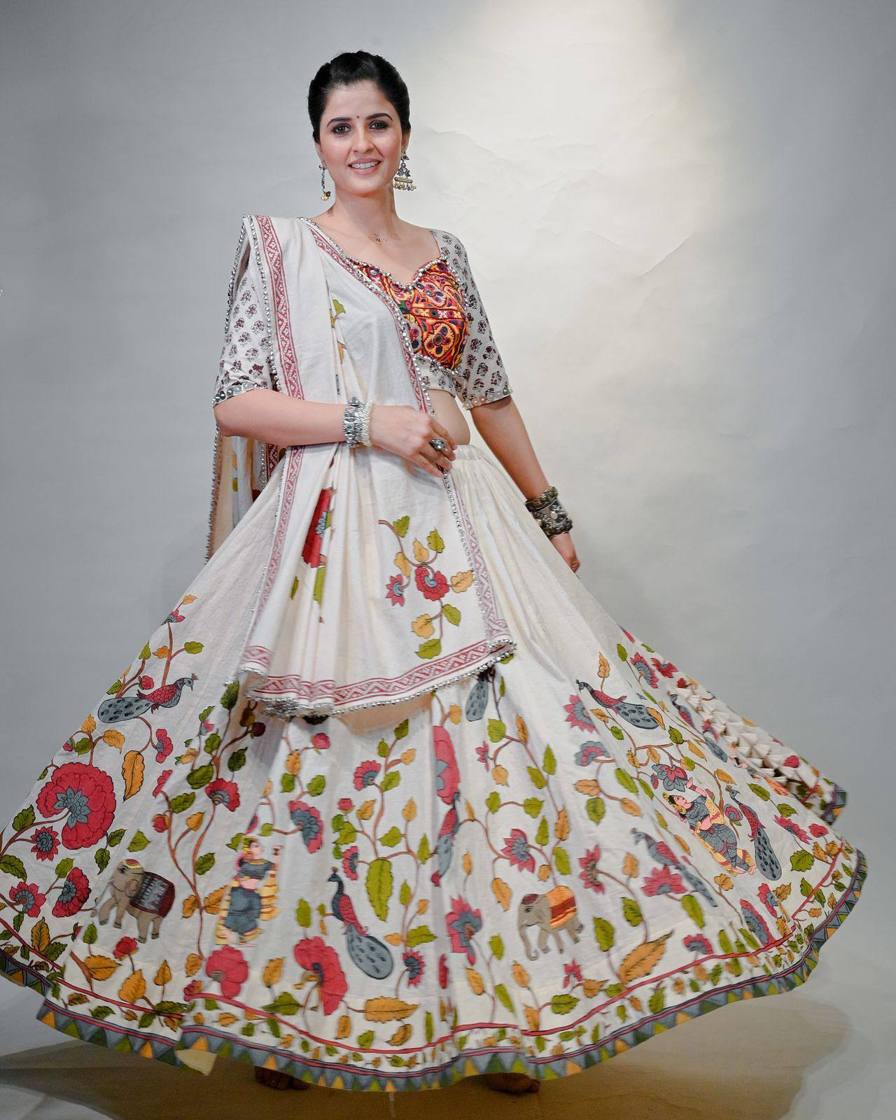 avratri Special Lehenga Choli With 6 Meter Heavy Flair
